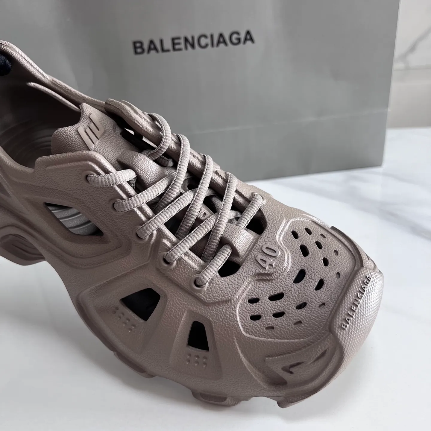 👟👟Ex-factory price 380👟👟 Balenciaga must-have beach shoes for summer: Men's and women's shoes are made of ultra-light 95% (injection molding) EVA plastic, 5% foam plastic foam cushioning material #Ultra-lightweight one-piece foam shoe mold ❗ New summer product, French high-end luxury brand - Balenciaga BALENCIAGA 3XL Rubber Low Top Sneakers 3XL version series summer beach wading versatile trendy lace-up casual sports hole sandals. Size: 35-46